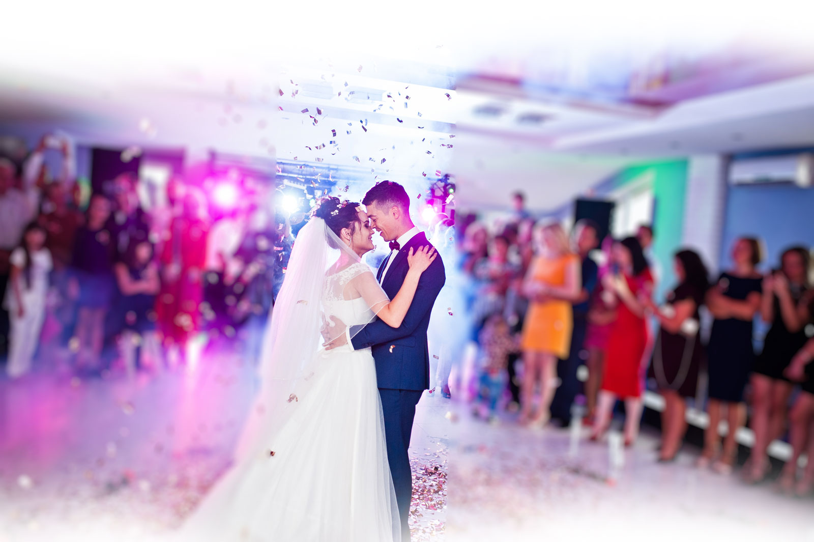 Brautpaar auf der Tanzfläche, die Gäste stehen im Kreis drumherum