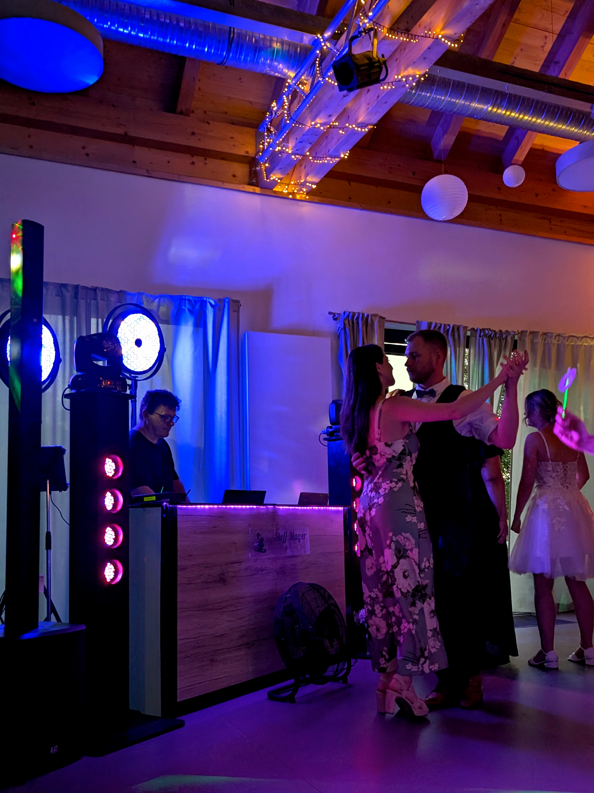 Image Dj Steff Mayer am Mischpult in Lila Licht