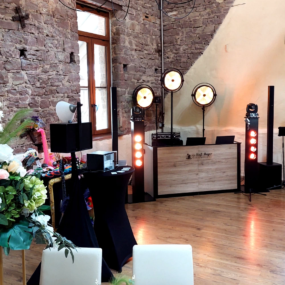 Image Dj Steff mit Brautpaar im Heckenaschbacherhof